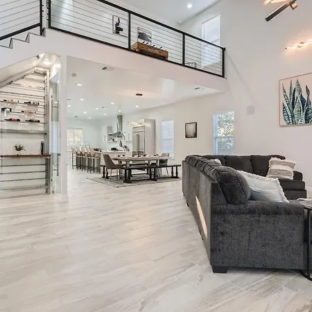 Luxury 5 Bdrm Home! Blocks To Dt/Riverwalk/Convention Center!